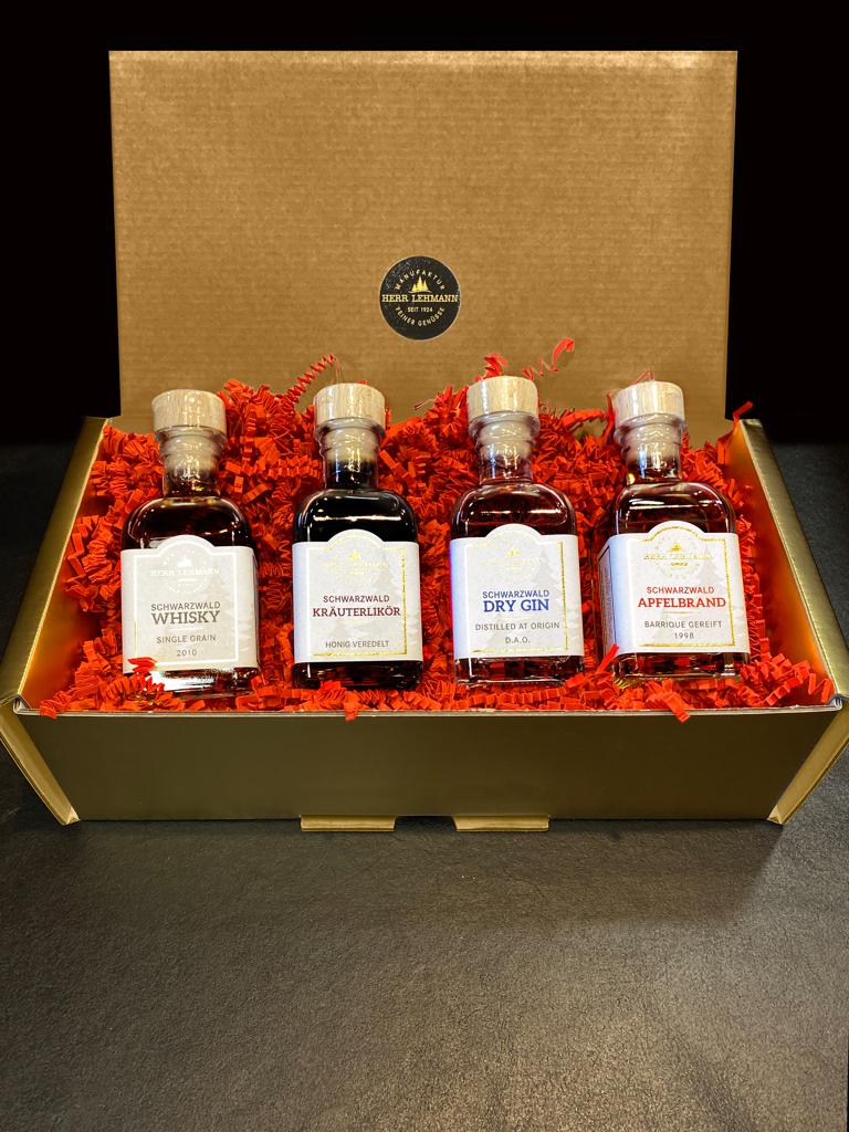 Die Spirituosen Probier-Box. Eine ideale Geschenkidee für Männer. Umfasst vier 0,1 L Flaschen mit Whisky, Dry Gin, Apfelbrand und Kräuterlikör.
